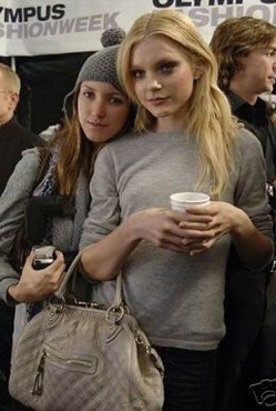 http://lh6.ggpht.com/_GVhZ6YV9WxE/SazXoj5rsZI/AAAAAAAAAmU/jeeXBTheWds/Jessica%20Stam%20with%20Marc%20Jacobs%20Stam%20bag.jpg